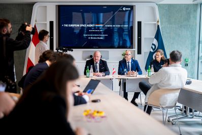 Am 18. Juli 2025 reiste Bundeskanzler Christian Stocker (m.l.) zu einem Arbeitsbesuch nach Paris. Im Bild mit ESA-Generaldirektor Josef Aschbacher (m.r.).
