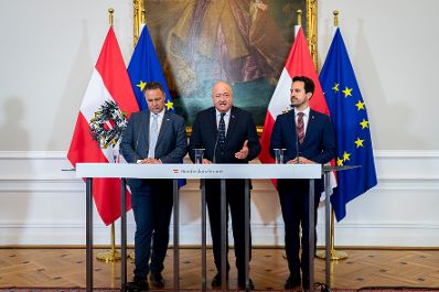 Am 23. Juli 2025 fand der Sommerministerrat der &Ouml;sterreichischen Bundesregierung statt. Im Bild beim Doorstep Bundeskanzler Christian Stocker (m.), Vizekanzler Andreas Babler (l.) und Bundesminister Christoph Wiederkehr (r.).
