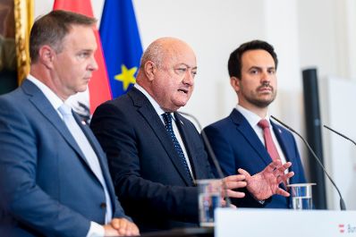 Am 23. Juli 2025 fand der Sommerministerrat der &Ouml;sterreichischen Bundesregierung statt. Im Bild beim Doorstep Bundeskanzler Christian Stocker (m.), Vizekanzler Andreas Babler (l.) und Bundesminister Christoph Wiederkehr (r.).