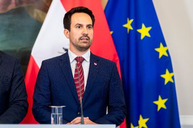 Am 23. Juli 2025 fand der Sommerministerrat der &Ouml;sterreichischen Bundesregierung statt. Im Bild beim Doorstep Bundesminister Christoph Wiederkehr.