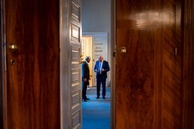 Am 28. Juli 2025 empfing Bundeskanzler Christian Stocker (r.) den Landeshauptmann a.D. von Salzburg Wilfried Haslauer (l.) zu einem Arbeitsgespr&auml;ch im Bundeskanzleramt.