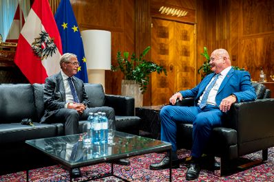 Am 28. Juli 2025 empfing Bundeskanzler Christian Stocker (r.) den Landeshauptmann a.D. von Salzburg Wilfried Haslauer (l.) zu einem Arbeitsgespr&auml;ch im Bundeskanzleramt.