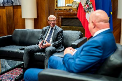 Am 28. Juli 2025 empfing Bundeskanzler Christian Stocker (r.) den Landeshauptmann a.D. von Salzburg Wilfried Haslauer (l.) zu einem Arbeitsgespr&auml;ch im Bundeskanzleramt.