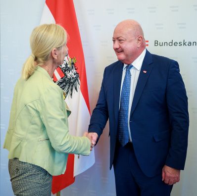 Am 28. Juli 2025 empfing Bundeskanzler Christian Stocker (r.) die Pr&auml;sidentin des &Ouml;sterreichischen Skiverbands Roswitha Stadlober (l.), im Bundeskanzleramt.