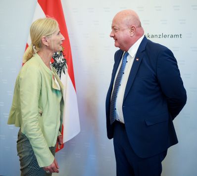 Am 28. Juli 2025 empfing Bundeskanzler Christian Stocker (r.) die Pr&auml;sidentin des &Ouml;sterreichischen Skiverbands Roswitha Stadlober (l.), im Bundeskanzleramt.