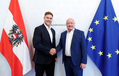 Am 29. Juli 2025 empfing Bundeskanzler Christian Stocker (r.) den Gesch&auml;ftsf&uuml;hrer der BMW Group Werk Steyr Klaus von Moltke (l.) im Bundeskanzleramt zu einem Arbeitsgespr&auml;ch.