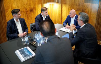 Am 29. Juli 2025 empfing Bundeskanzler Christian Stocker (2.v.r.) den Gesch&auml;ftsf&uuml;hrer der BMW Group Werk Steyr Klaus von Moltke (2.v.l.) im Bundeskanzleramt zu einem Arbeitsgespr&auml;ch.