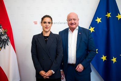 Am 29. Juli 2025 empfing Bundeskanzler Christian Stocker (r.) die Direktorin des Wirtschaftsforschungsinstituts EcoAustria, Monika Irena K&ouml;ppl-Turyna (l.) zu einem Arbeitsgespr&auml;ch im Bundeskanzleramt.
