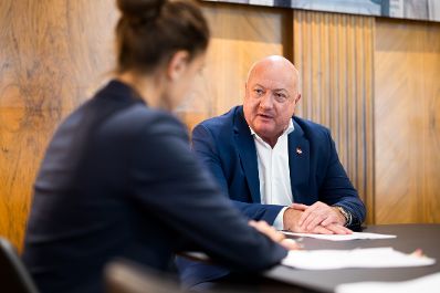 Am 29. Juli 2025 empfing Bundeskanzler Christian Stocker (r.) die Direktorin des Wirtschaftsforschungsinstituts EcoAustria, Monika Irena K&ouml;ppl-Turyna (l.) zu einem Arbeitsgespr&auml;ch im Bundeskanzleramt.