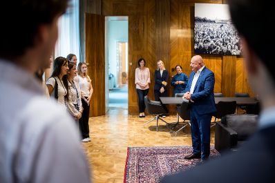 Am 29. Juli 2025 empfing Bundeskanzler Christian Stocker (r.) die Praktikantinnen und Praktikanten vom Bundeskanzleramt.
