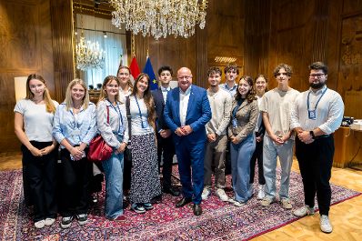 Am 29. Juli 2025 empfing Bundeskanzler Christian Stocker (m.) die Praktikantinnen und Praktikanten vom Bundeskanzleramt.