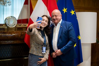 Am 29. Juli 2025 empfing Bundeskanzler Christian Stocker (r.) die Praktikantinnen und Praktikanten vom Bundeskanzleramt.