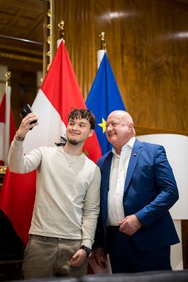 Am 29. Juli 2025 empfing Bundeskanzler Christian Stocker (r.) die Praktikantinnen und Praktikanten vom Bundeskanzleramt.