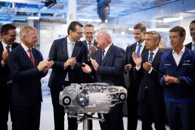 Am 1. August 2025 besuchte Bundeskanzler Christian Stocker (m.) im Rahmen seines Bundesl&auml;ndertages das BMW Group Werk Steyr in Ober&ouml;sterreich. Im Bild mit Bundesminister Wolfgang Hattmannsdorfer (2.v.r.).