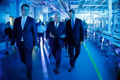 Am 1. August 2025 besuchte Bundeskanzler Christian Stocker (m.l.) im Rahmen seines Bundesl&auml;ndertages das BMW Group Werk Steyr in Ober&ouml;sterreich.