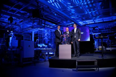 Am 1. August 2025 besuchte Bundeskanzler Christian Stocker (m.) im Rahmen seines Bundesl&auml;ndertages das BMW Group Werk Steyr in Ober&ouml;sterreich.