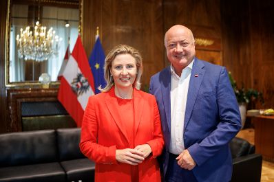 Am 4. August 2025 empfing Bundeskanzler Christian Stocker (r.) Bundesministerin a.D. Susanne Raab (l.) zu einem Arbeitsgespr&auml;ch.