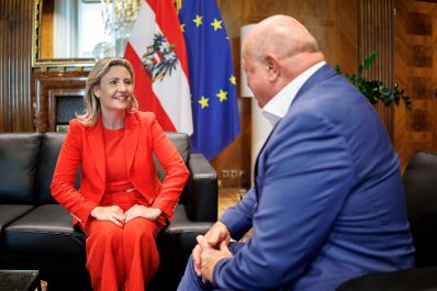 Am 4. August 2025 empfing Bundeskanzler Christian Stocker (r.) Bundesministerin a.D. Susanne Raab (l.) zu einem Arbeitsgespr&auml;ch.