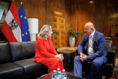Am 4. August 2025 empfing Bundeskanzler Christian Stocker (r.) Bundesministerin a.D. Susanne Raab (l.) zu einem Arbeitsgespr&auml;ch.
