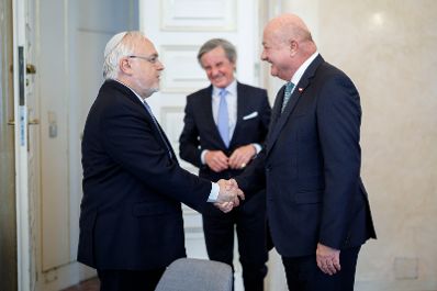 Am 8. Mai 2025 empfing Bundeskanzler Christian Stocker (r.) Abraham Cooper (l.) Rabbiner und stellvertretender Direktor des Simon Wiesenthal Centers in Los Angeles, zu einem Arbeitsgespr&auml;ch im Bundeskanzleramt.