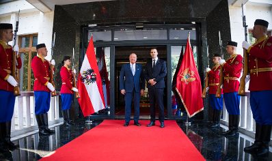 Am 11. August 2025 reiste Bundeskanzler Christian Stocker (l.) zu einem Arbeitsbesuch nach Montenegro. Im Bild mit dem Premierminister von Montenegro, Milojko Spajic (r.).