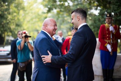 Am 11. August 2025 reiste Bundeskanzler Christian Stocker (l.) zu einem Arbeitsbesuch nach Montenegro. Im Bild mit dem Premierminister von Montenegro, Milojko Spajic (r.).