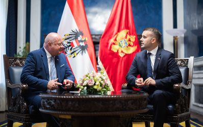 Am 11. August 2025 reiste Bundeskanzler Christian Stocker (l.) zu einem Arbeitsbesuch nach Montenegro. Im Bild mit dem Premierminister von Montenegro, Milojko Spajic (r.).