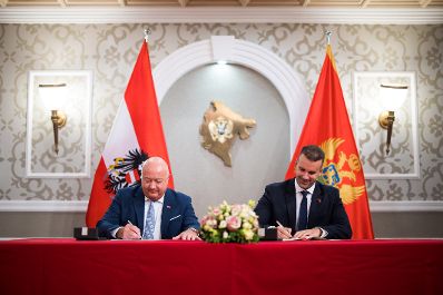Am 11. August 2025 reiste Bundeskanzler Christian Stocker (l.) zu einem Arbeitsbesuch nach Montenegro. Im Bild mit dem Premierminister von Montenegro Milojko Spajic (r.).