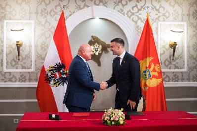 Am 11. August 2025 reiste Bundeskanzler Christian Stocker (l.) zu einem Arbeitsbesuch nach Montenegro. Im Bild mit dem Premierminister von Montenegro Milojko Spajic (r.).