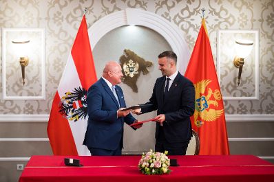 Am 11. August 2025 reiste Bundeskanzler Christian Stocker (l.) zu einem Arbeitsbesuch nach Montenegro. Im Bild mit dem Premierminister von Montenegro Milojko Spajic (r.).