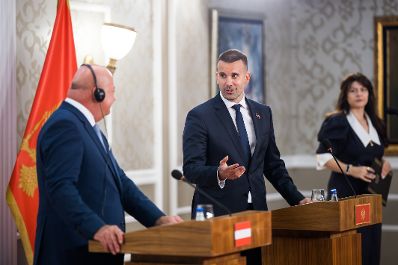 Am 11. August 2025 reiste Bundeskanzler Christian Stocker (l.) zu einem Arbeitsbesuch nach Montenegro. Im Bild beim einer gemeinsamen Pressekonferenz mit dem Premierminister von Montenegro Milojko Spajic (r.).