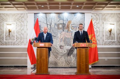 Am 11. August 2025 reiste Bundeskanzler Christian Stocker (l.) zu einem Arbeitsbesuch nach Montenegro. Im Bild beim einer gemeinsamen Pressekonferenz mit dem Premierminister von Montenegro Milojko Spajic (r.).