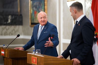 Am 11. August 2025 reiste Bundeskanzler Christian Stocker (l.) zu einem Arbeitsbesuch nach Montenegro. Im Bild beim einer gemeinsamen Pressekonferenz mit dem Premierminister von Montenegro Milojko Spajic (r.).