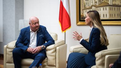 Am 12. August 2025 reiste Bundeskanzler Christian Stocker (l.) zu einem Arbeitsbesuch nach Serbien. Im Bild mit der Stellvertretende Ministerpr&auml;sidentin von Serbien Adrijana Mesarović (r.).