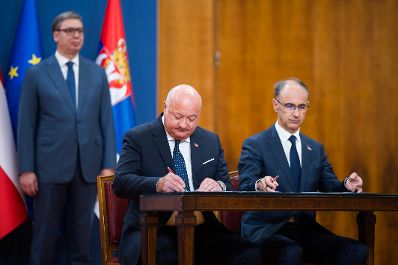Am 12. August 2025 reiste Bundeskanzler Christian Stocker (m.) zu einem Arbeitsbesuch nach Serbien. Im Bild mit dem serbischen Pr&auml;sidenten Aleksandar Vučić (l.) und dem Ministerpr&auml;sidenten von Serbien Đuro Macut (r.)..