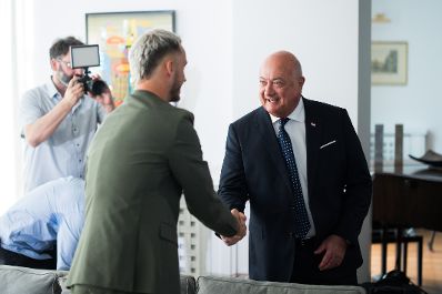 Am 12. August 2025 reiste Bundeskanzler Christian Stocker (r.) zu einem Arbeitsbesuch nach Serbien. Im Bild mit dem Fu&szlig;ballspieler Marko Arnautović (l.).
