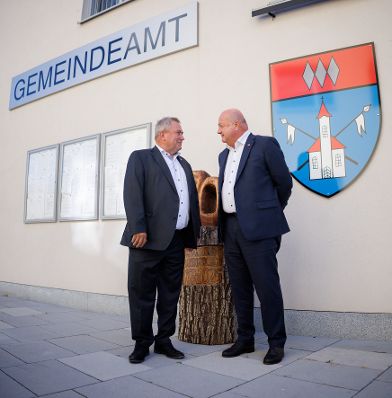 Am 19. August 2025 besuchte Bundeskanzler Christian Stocker (r.) die Gemeinde Lanzenkirchen. Im Bild mit B&uuml;rgermeister Bernhard Karnthaler (l.).