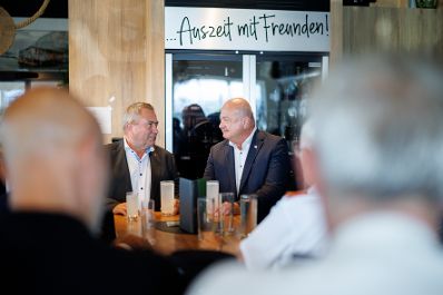 Am 19. August 2025 besuchte Bundeskanzler Christian Stocker (r.) die Gemeinde Lanzenkirchen. Im Bild mit B&uuml;rgermeister Bernhard Karnthaler (l.).