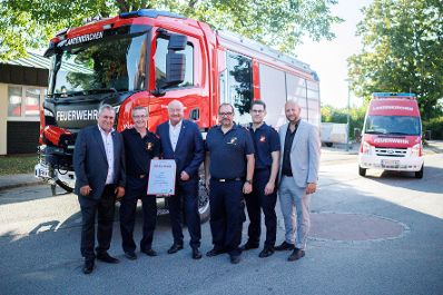 Am 19. August 2025 besuchte Bundeskanzler Christian Stocker (l.) die Gemeinde Lanzenkirchen. Im Bild beim Besuch der Freiwilligen Feuerwehr Lanzenkirchen.
