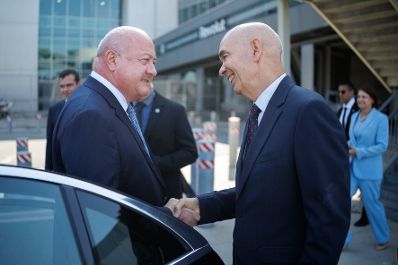 Am 21. August 2025 reiste Bundeskanzler Christian Stocker (m.l.) zu einem mehrt&auml;gigen Arbeitsbesuch nach Zypern. Im Bild beim Empfang durch den Minister f&uuml;r Transport., Alexis Vefeades (m.r.).