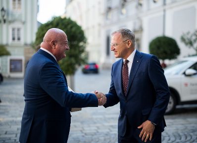 Am 25. August 2025 wurde Bundeskanzler Christian Stocker (l.) im Rahmen seines Bundesl&auml;ndertages von Landeshauptmann Thomas Stelzer (r.) im Amt der Ober&ouml;sterreichischen Landesregierung empfangen.