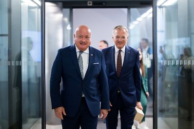 Am 25. August 2025 wurde Bundeskanzler Christian Stocker (l.) im Rahmen seines Bundesl&auml;ndertages von Landeshauptmann Thomas Stelzer (r.) im Amt der Ober&ouml;sterreichischen Landesregierung empfangen.
