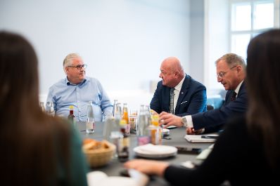 Am 25. August 2025 wurde Bundeskanzler Christian Stocker (m.r.) im Rahmen seines Bundesl&auml;ndertages von Landeshauptmann Thomas Stelzer (2.v.r.) im Amt der Ober&ouml;sterreichischen Landesregierung empfangen. Im Bild beim Arbeitsgespr&auml;ch.