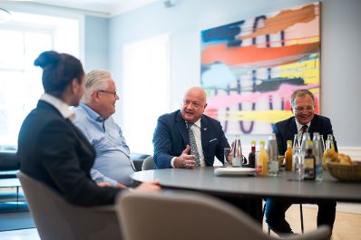 Am 25. August 2025 wurde Bundeskanzler Christian Stocker (m.r.) im Rahmen seines Bundesl&auml;ndertages von Landeshauptmann Thomas Stelzer (r.) im Amt der Ober&ouml;sterreichischen Landesregierung empfangen. Im Bild beim Arbeitsgespr&auml;ch.