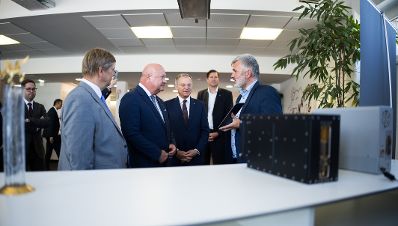 Am 25. August 2025 besuche Bundeskanzler Christian Stocker (4.v.l.) im Rahmen seines Bundesl&auml;ndertages die Kontron Technologies GmbH. Im Bild mit Landeshauptmann Thomas Stelzer (5.v.l.).