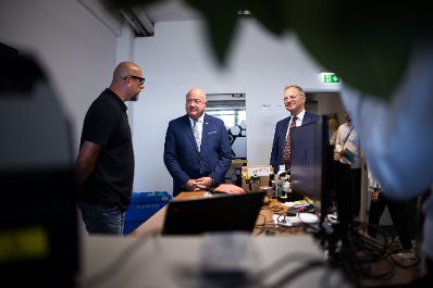 Am 25. August 2025 besuche Bundeskanzler Christian Stocker (m.) im Rahmen seines Bundesl&auml;ndertages die Kontron Technologies GmbH. Im Bild mit Landeshauptmann Thomas Stelzer (m.r.).