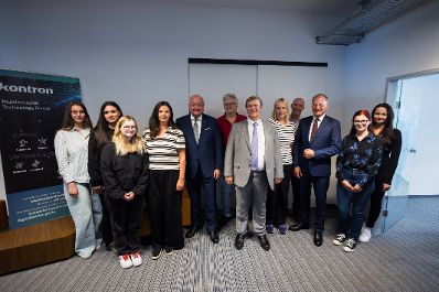 Am 25. August 2025 besuche Bundeskanzler Christian Stocker (4.v.l.) im Rahmen seines Bundesl&auml;ndertages die Kontron Technologies GmbH. Im Bild mit Landeshauptmann Thomas Stelzer (3.v.r.).