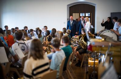 Am 25. August 2025 besuche Bundeskanzler Christian Stocker (8.v.r.) im Rahmen seines Bundesl&auml;ndertages das Musik-Jugendcamp auf Burg Altpernstein. Im Bild mit Landeshauptmann Thomas Stelzer (5.v.r.).