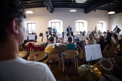 Am 25. August 2025 besuche Bundeskanzler Christian Stocker im Rahmen seines Bundesl&auml;ndertages das Musik-Jugendcamp auf Burg Altpernstein.
