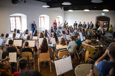 Am 25. August 2025 besuche Bundeskanzler Christian Stocker im Rahmen seines Bundesl&auml;ndertages das Musik-Jugendcamp auf Burg Altpernstein.